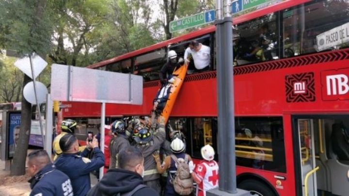 Trasladan a 85 personas a diferentes hospitales tras choque de Metrobús y autobús en Reforma