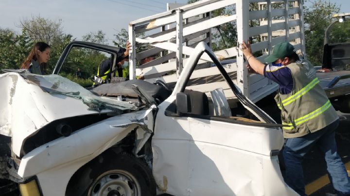 Conductor queda prensado dentro de su camioneta tras chocar en el Periférico de Mérida