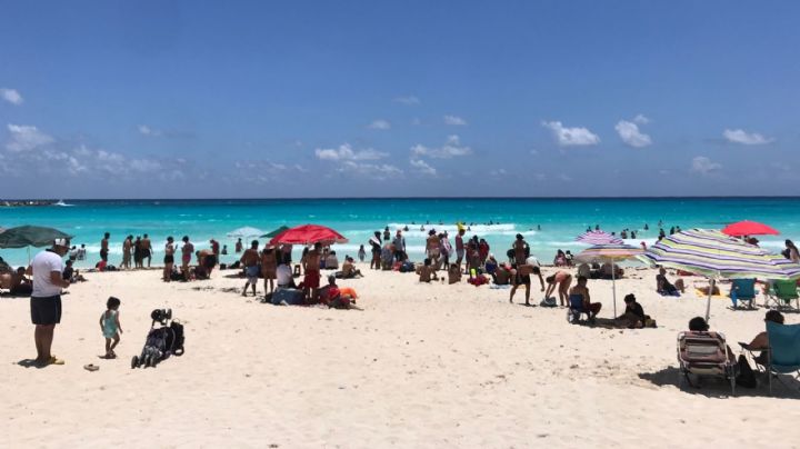Turistas celebran el Día del Trabajo en... ¡playas de Cancún!: EN VIVO