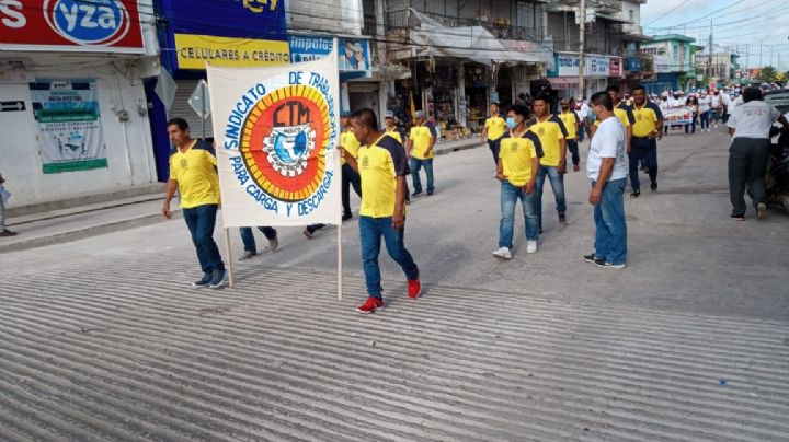 Pobladores de Escárcega realizan desfile en conmemoración del Día del Trabajo