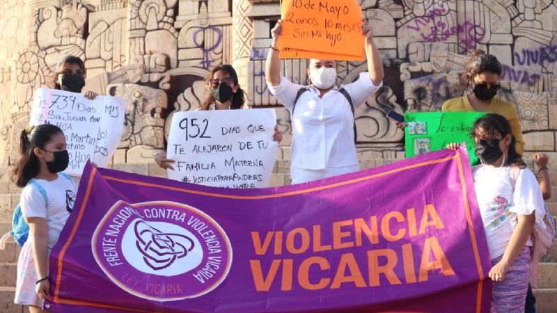 Mujeres protestan contra la violencia vicaria en el Día de Madre en Mérida