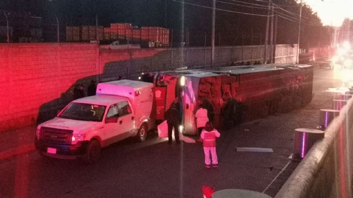 Volcadura de autobús deja dos muertos y 20 heridos en Toluca, Edomex