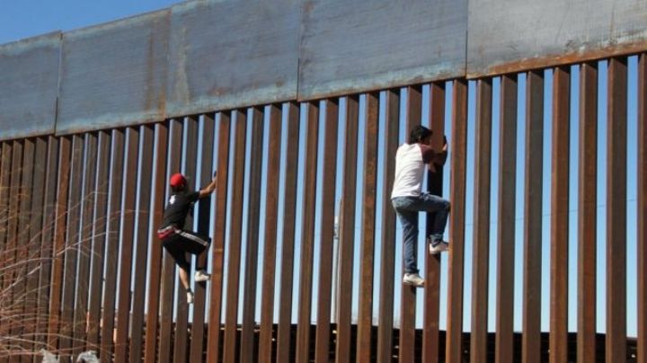 Migrantes brincan el muro de Trump en menos de 5 minutos y a rapel