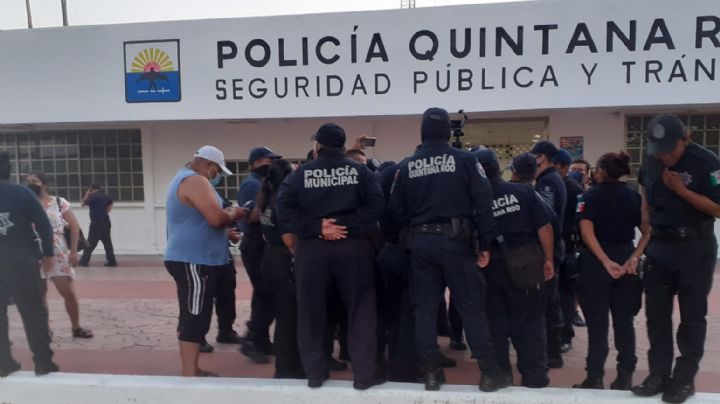 Policías de Cozumel realizan paro laboral para exigir la destitución del director Rodrigo Rodríguez