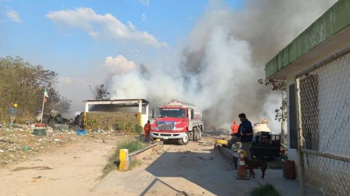 Incendio del basurero municipal de Valladolid crece; bomberos de la SSP buscan contenerlo