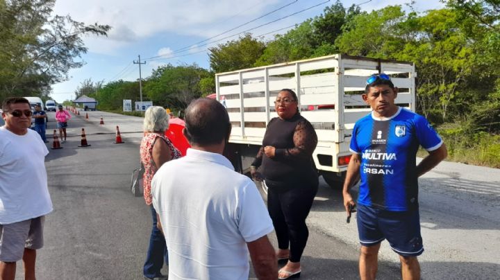 Vecinos de Mahahual bloquean carretera; exigen manejo del sargazo