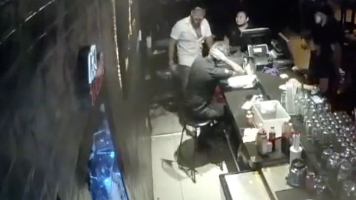 Así fue como el gerente de un bar en Mérida golpeó a su empleado: VIDEO
