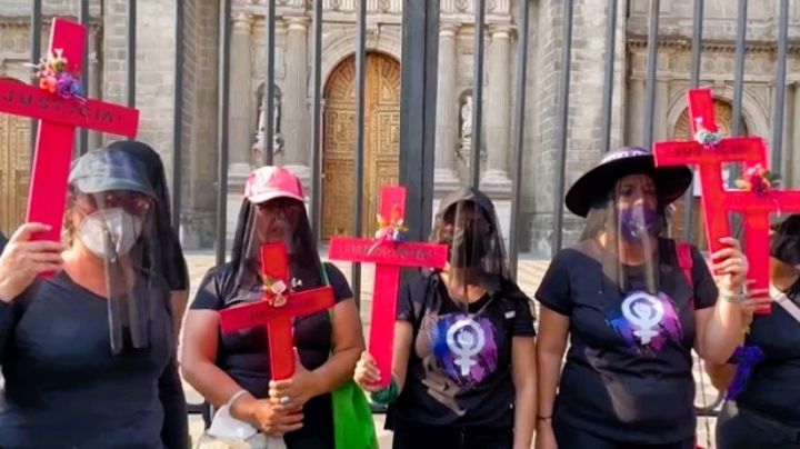 Feministas protestan en Palacio Nacional por el Día de Luto por la Vida de las Mujeres y las Niñas