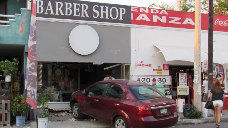 Pierde el control de su vehículo y se estrella contra una barbería en Mérida