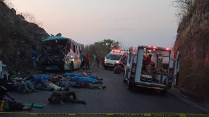 Aumenta a 14 los muertos tras accidente de autobús en Jalisco