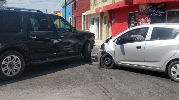 Conductor causa choque en el centro de Mérida y deja su vehículo abandonado