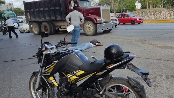 Mujer termina lesionada tras accidente vehicular en el distribuidor vial de Cancún