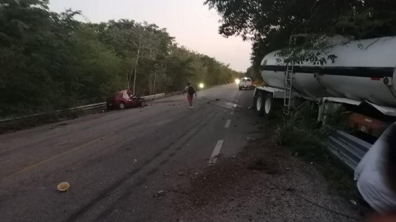 Tráiler choca a un auto de frente y mata al conductor en la carretera federal Escárcega–Chetumal