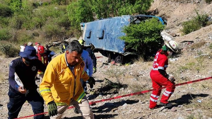 Autobús con migrantes cae a un barranco en Mexquitic en San Luis Potosí; reportan varios muertos