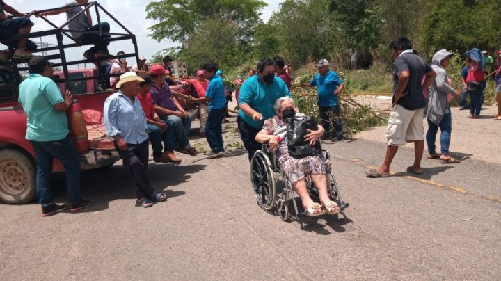 Manifestantes niegan acceso a abuelita enferma por bloqueo en la carretera Campeche-Hopelchén