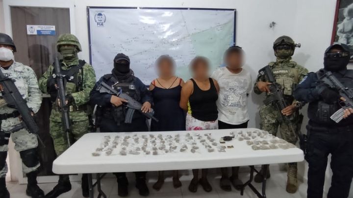 Detienen a tres personas con más de 90 bolsas con drogas y un arma en Tulum