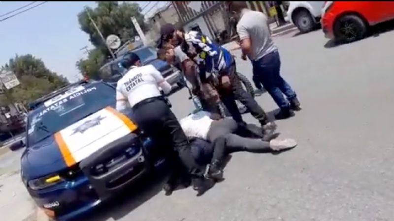 Mujer agrede a una policía tras cometer infracción en Edomex: VIDEO