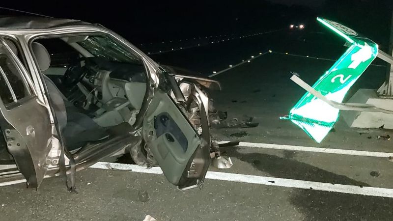 Conductor huye tras destrozar su automóvil en la carretera Mérida-Celestún