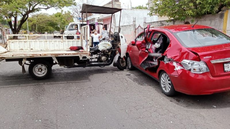 Motociclista choca contra vehículo estacionado en Mérida