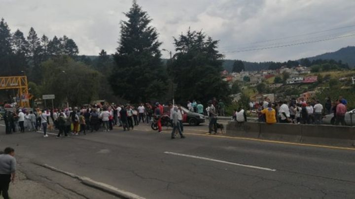 Manifestantes bloquean carretera México-Toluca por falta de agua