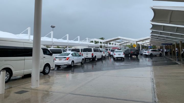 Lluvias causan tráfico vehicular en el aeropuerto de Cancún: VIDEO