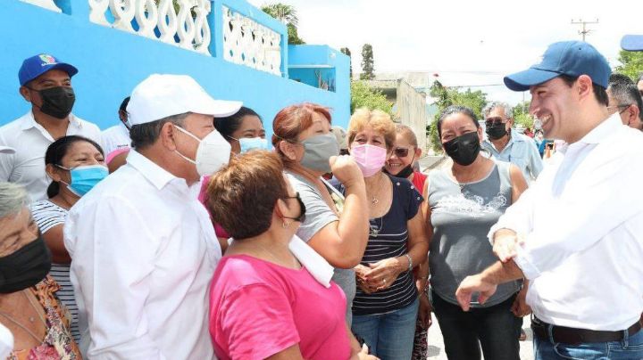 Mauricio Vila supervisa trabajos de drenaje sanitario en Itzincab, Umán