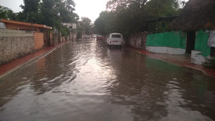 Fuertes lluvias causan inundaciones en las calles de Chocholá