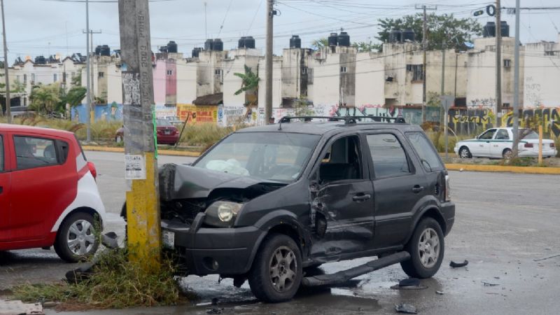 Persecución policiaca termina en choque contra otro auto en Cancún