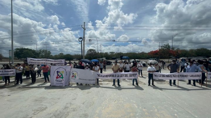 Sindicalizados protestan en contra de la reforma del Issstey ante el Congreso de Yucatán: EN VIVO