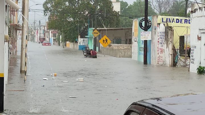 Campeche se inundan por las fuertes lluvias; el agua alcanzó casi un metro de profundidad