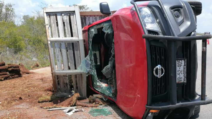 Explota neumático de una camioneta y vuelca sobre la carretera Mérida-Tizimín
