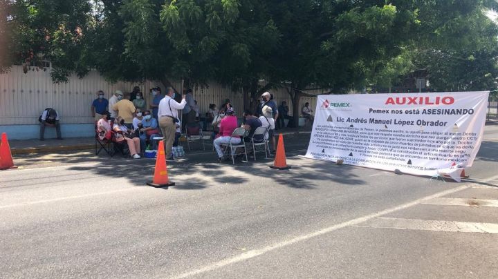 Jubilados de Pemex mantendrán bloqueada calle de la Embajada de EU en Mérida