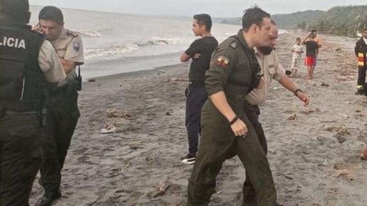 Una avioneta de la Policía Nacional de Ecuador cae al mar instantes después de despegar