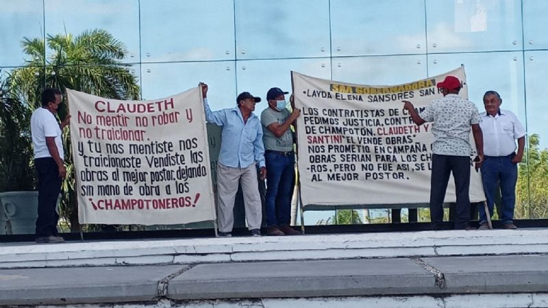 Constructores hacen plantón en Palacio de Gobierno de Campeche para exigir empleos en Champotón
