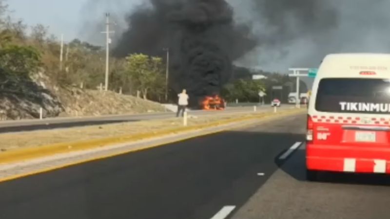 Vehículo se incendia en la carretera federal Campeche-Champotón
