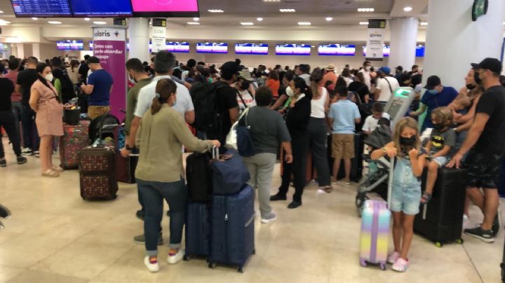 Sobreventa de vuelos de Volaris causa aglomeración en el aeropuerto de Cancún: VIDEO