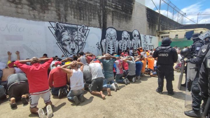 Suman 44 presos muertos y más de 100 prófugos por motín en cárcel de Ecuador
