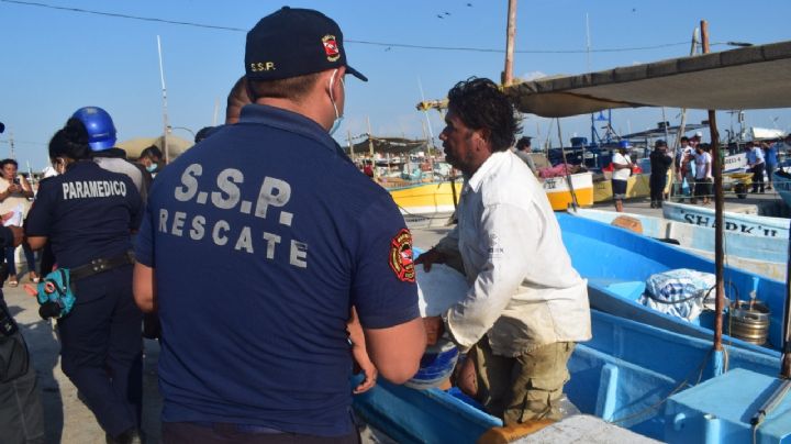 Rescatan a pescadores que quedaron varados entre el mar de Chuburná y Sisal
