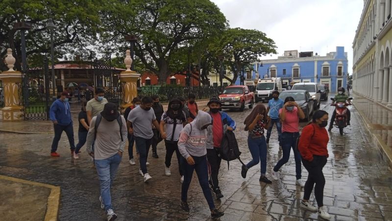 Normalistas de Hecelchakán protestan afuera del Palacio de Gobierno de Campeche: EN VIVO