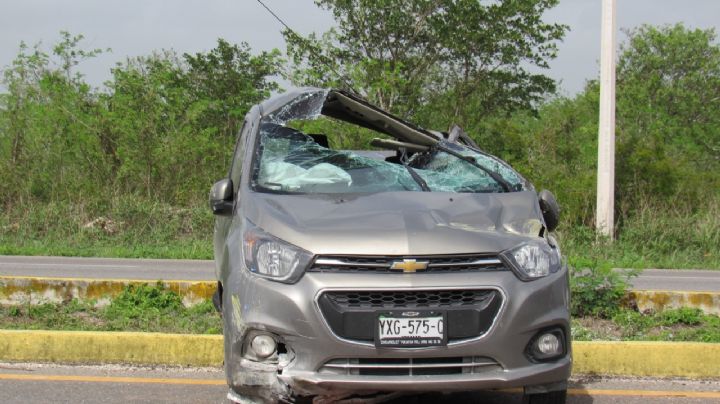 Trasladan a conductor al hospital tras volcar en la carretera Mérida-Cancún