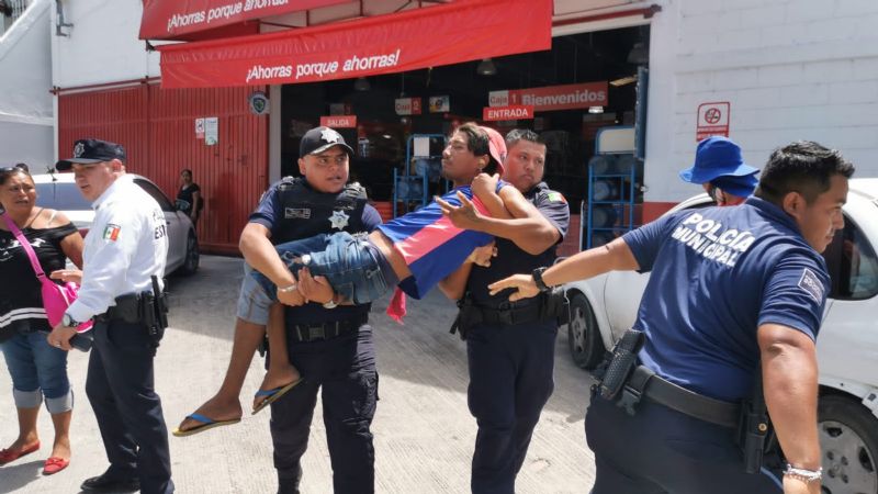 Hombre intenta golpear a policías de Ciudad del Carmen y es detenido