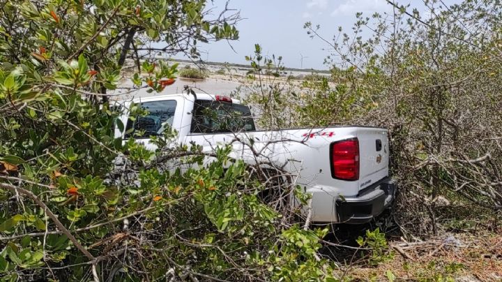 Turistas terminen en un pantano con todo y camioneta en Progreso