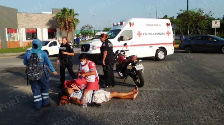 Conductor se impacta contra un motociclista cerca del Boulevard Playa del Carmen