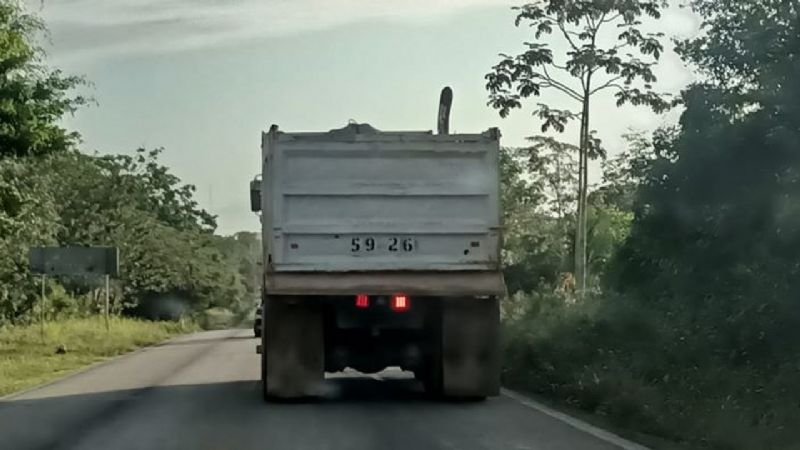 Tren Maya: Comunidades de la carretera Cancún-Mérida exigen a volqueteros regular velocidad