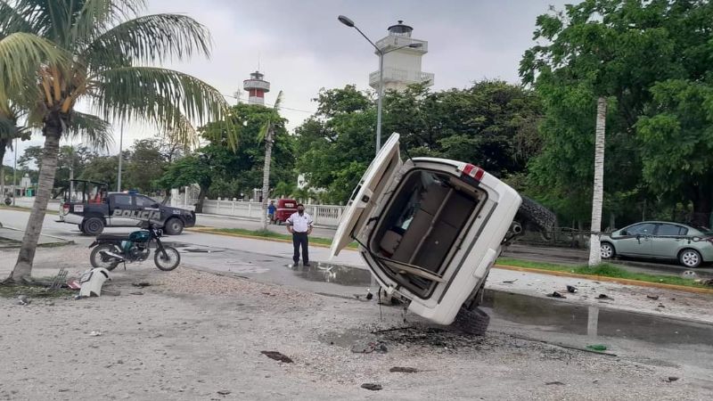 Conductor de una camioneta de lujo huye tras volcar en Isla Aguada