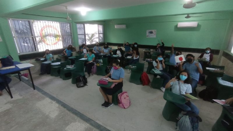 Segey deja sin pisos a escuela secundaria en Mérida; alumnos toman clases entre el polvo, denuncian