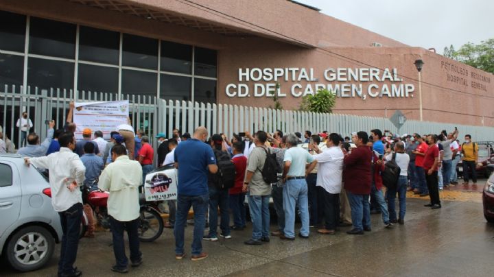 Petroleros exhiben falta de medicinas en el Hospital de Pemex de Ciudad del Carmen