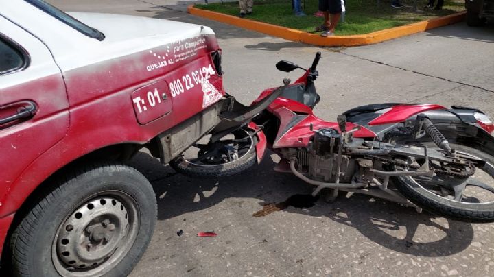 Taxista del SUTV se 'vuela' el alto y atropella a motociclista en Ciudad del Carmen