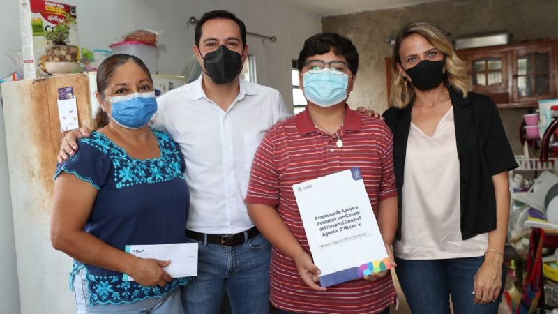 Mauricio Vila entrega a niños con cáncer apoyo para tratamiento en Mérida