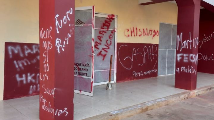 Normalistas de Hecelchakán vandalizan por segundo día consecutivo; exigen cumplan sus peticiones